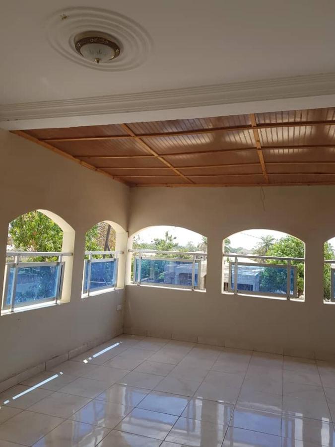 Touray Guest House Old Yundum エクステリア 写真