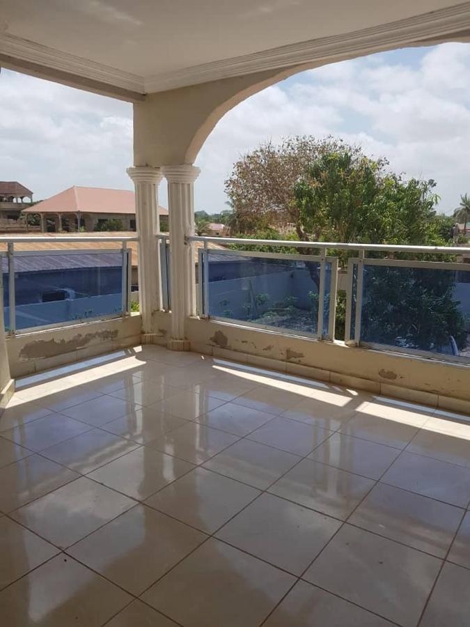 Touray Guest House Old Yundum エクステリア 写真